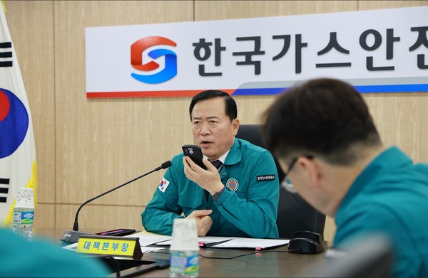 박경국 한국가스안전공사 사장이 27일 재난안전통신망을 활용해 산불 피해가 있는 관할 지역본부와 연락하고 있다. 사진=한국가스안전공사