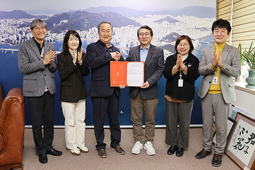홀트수영종합사회복지관(관장 하한태, 사진 왼쪽에서 세 번째)이 운영 중인 홀트수영다함께돌봄센터가 부산 수영구청(구청장 강성태, 사진 오른쪽에서 세 번째)과 민간위탁 갱신을 위한 협약식을 가졌다.