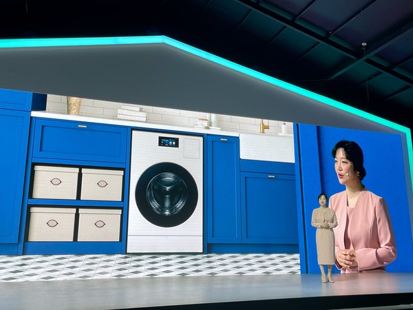 삼성전자가 28일 서울 광진구 파이팩토리 스튜디오에서 ‘웰컴 투 비스포크 AI(Welcome to Bespoke AI)’ 행사를 진행했다. 양희경 삼성전자 DA사업부 프로가 삼성전자의 신제품을 소개하고 있다. 사진=이채연 이코노믹리뷰 기자