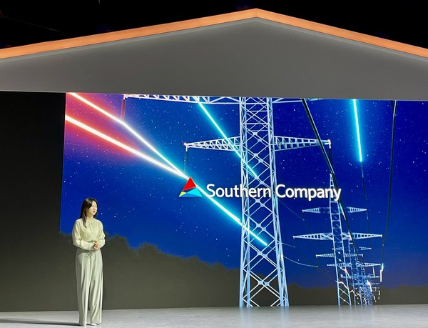 삼성전자가 28일 서울 광진구 파이팩토리 스튜디오에서 ‘웰컴 투 비스포크 AI(Welcome to Bespoke AI)’ 행사를 진행했다. 정해련별 삼성전자 DA사업부 프로가 다양한 기관과의 협력 사례를 설명하고 있다. 사진=이채연 이코노믹리뷰 기자