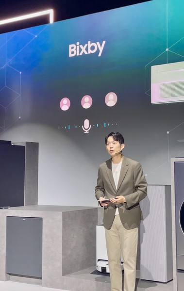 삼성전자가 28일 서울 광진구 파이팩토리 스튜디오에서 ‘웰컴 투 비스포크 AI(Welcome to Bespoke AI)’ 행사를 진행했다. 도슨트가 ‘빅스비’를 소개하고 있다. 사진=이채연 이코노믹리뷰 기자