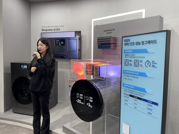 삼성전자가 28일 서울 광진구 파이팩토리 스튜디오에서 ‘웰컴 투 비스포크 AI(Welcome to Bespoke AI)’ 행사를 진행했다. 도슨트가 2025년형 올인원 세탁건조기 ‘비스포크 AI 콤보’를 소개하고 있다. 사진=이채연 이코노믹리뷰 기자