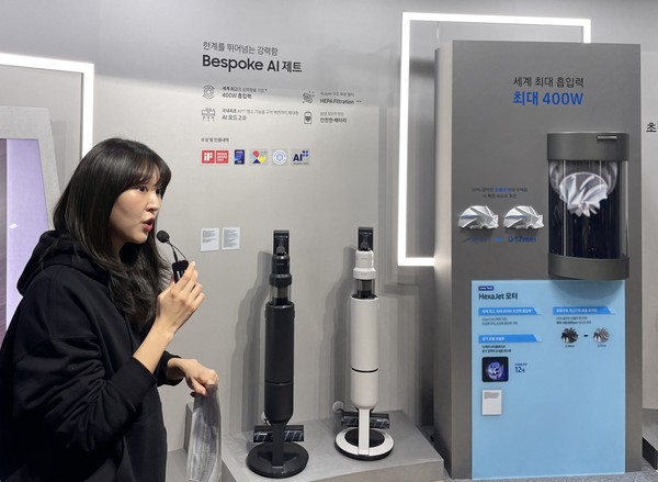 삼성전자가 28일 서울 광진구 파이팩토리 스튜디오에서 ‘웰컴 투 비스포크 AI(Welcome to Bespoke AI)’ 행사를 진행했다. 도슨트가 2025년형 ‘비스포크 AI 제트’ 스틱 청소기를 소개하고 있다. 사진=이채연 이코노믹리뷰 기자