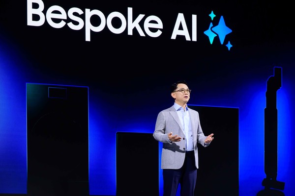 삼성전자가 28일 서울 광진구 파이팩토리 스튜디오에서 ‘웰컴 투 비스포크 AI(Welcome to Bespoke AI)’ 행사를 진행했다. 문종승 삼성전자 DA사업부 개발팀장 겸 부사장이 삼성전자의 기술 전략과 비전에 대해 설명하고 있다. 사진=삼성전자