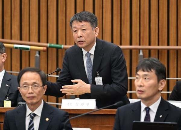 김광일 홈플러스 대표이사 겸 MBK 부회장(가운데)이 3월 18일 국회에서 열린 정무위원회 홈플러스 기업회생절차에 대한 현안 질의에서 의원들의 질문에 답변하고 있다. 김 부회장의 답변을 듣고 있는 이복현 금융감독원장(오른쪽). 사진=연합뉴스.