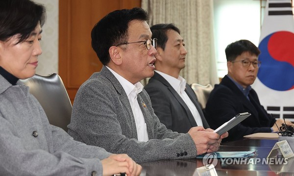 최상목 부총리 겸 기획재정부 장관이 30일 정부서울청사에서 긴급현안 관련 경제관계 장관 간담회를 하고 있다.사진 = 연합뉴스.