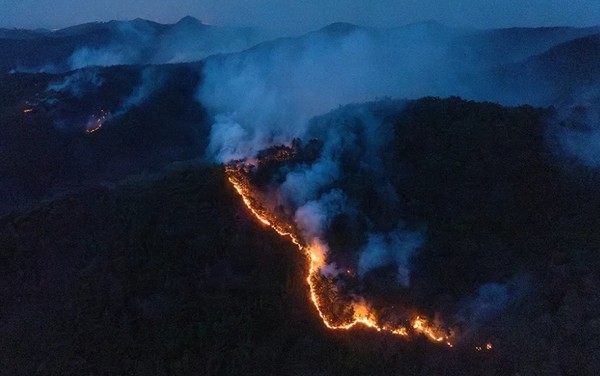 3월 22일 경북 의성에서 시작해 안동, 청송, 영양, 영덕으로 번진 '초대형 산불'의 주된 원인 역시 기후변화가 꼽힌다. 산불은 3월 30일 오후 기준으로, 사망자가 30명이 넘었고, 피해 면적은 4만8000㏊ 이상으로 서울 면적의 약 80%에 달했다. 사진 = 연합뉴스.