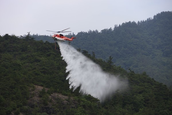 산불 진화 임무 수행 중인 수리온 산림헬기. 사진=KAI