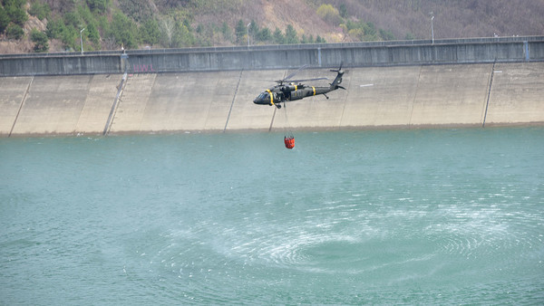 산불 진화 지원하는 주한미군 블랙호크 헬기. 사진=주한미군