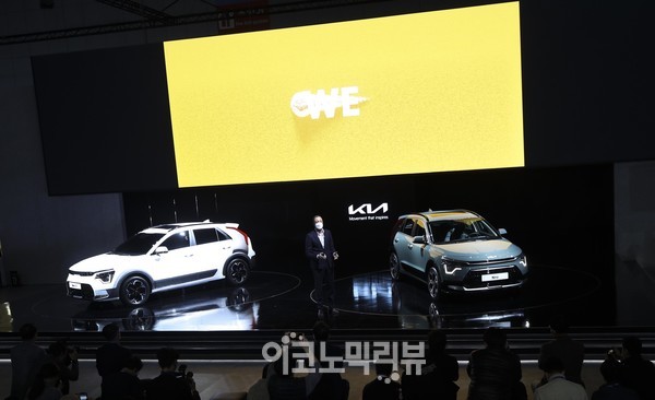 기아의 전용 친환경 스포츠유틸리티차량(SUV) 모델 '디 올 뉴 기아 니로'가 25일 경기 고양 킨텍스에서 열린 '2021 서울모빌리티쇼' 언론 공개행사에서 최초로 공개되고 있다. 사진=박재성 기자