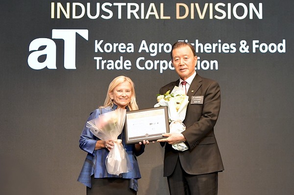  홍문표 aT사장(오른쪽)이 2일 '2025 뉴욕페스티벌 대한민국 국가브랜드 대상'에서 수상하고 있다. 출처=aT