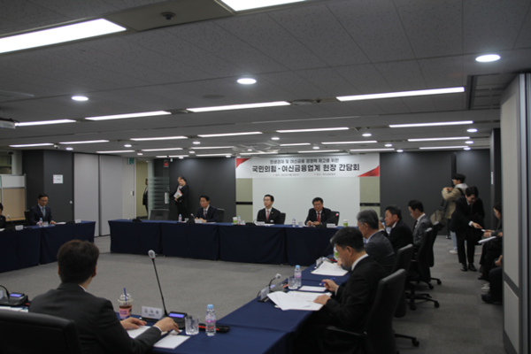 국회 정무위원회 소속 국민의힘 국회의원 3명이 2일 오전 10시 ‘여신금융협회를 방문하여 여신금융업계 주요 관계자들과 ‘여신금융산업 경쟁력 제고를 위한 현장 간담회’를 갖고 있다. 출처=국민의힘