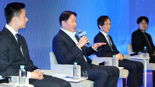 최태원 대한상의 회장이 KAIST 출신 청년 AI창업자 및 연구자들과 토론을 하고 있다. 사진=대한상의