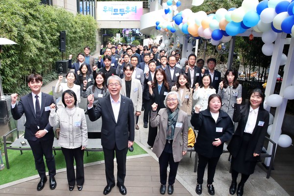 우리금융그룹 창립 24주년 행사장에서 박재형 밀알꿈씨 팀장(앞줄 왼쪽), 박미정 밀알꿈씨 원장(앞줄 왼쪽에서 두 번째), 임종룡 우리금융그룹 회장(앞줄 왼쪽에서 세 번째)과 관계자들이 기념촬영을 하고 있다. 출처=우리금융그룹