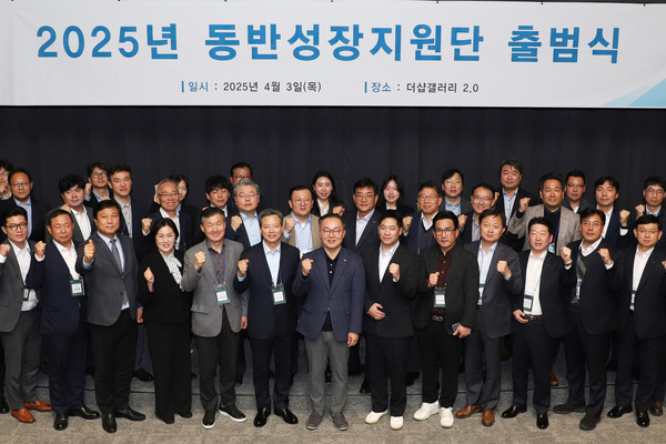 포스코이앤씨 동방성장지원단이 출범식을 갖고 기념 촬영을 하고 있다. 사진=포스코이앤씨