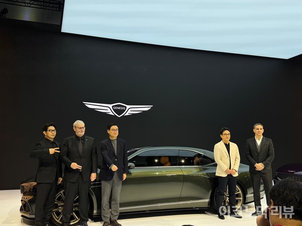 3일 킨텍스에서 열린 '2025 서울모빌리티쇼'에서 제네시스가 엑스 그란 쿠페를 공개했다. 제네시스 임원진들이 기념 사진을 촬영 중이다. 사진=양정민 이코노믹리뷰 기자