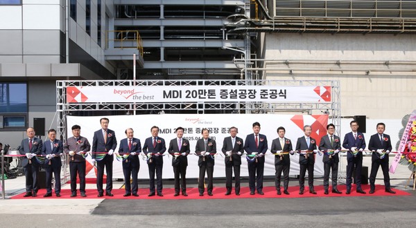 금호미쓰이화학이 3일 전남 여수공장에서 MDI(메틸렌 디페닐 디이소시아네이트) 20만t(톤) 증설 공장 준공식을 개최했다. (왼쪽 여섯 번째부터) 백종훈 금호석유화학 대표이사, 정기명 여수시장, 박찬구 금호석유화학 회장, 탄노와 츠토무 일본 미쓰이화학 회장, 박준경 금호석유화학 총괄사장이 기념 테이프 커팅을 하고 있다. 사진=금호미쓰이화학