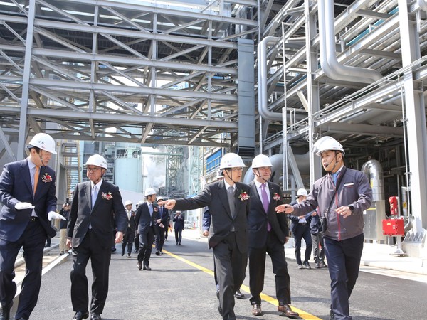 금호미쓰이화학이 3일 전남 여수공장에서 MDI(메틸렌 디페닐 디이소시아네이트) 20만t(톤) 증설 공장 준공식을 개최했다. 증설 공장 현장 투어 모습. 사진=금호미쓰이화학
