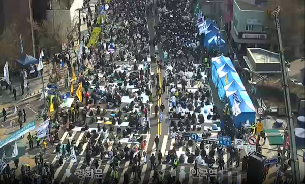 4월 4일 윤석열 대통령 탄핵 심판 선고에 따라 서울 도심 곳곳에서 교통이 통제되고 있다. 서울시는 지하철 무정차 운행과 버스 우회, 자전거 대여소 운영 중단 등 조치를 시행 중이다.