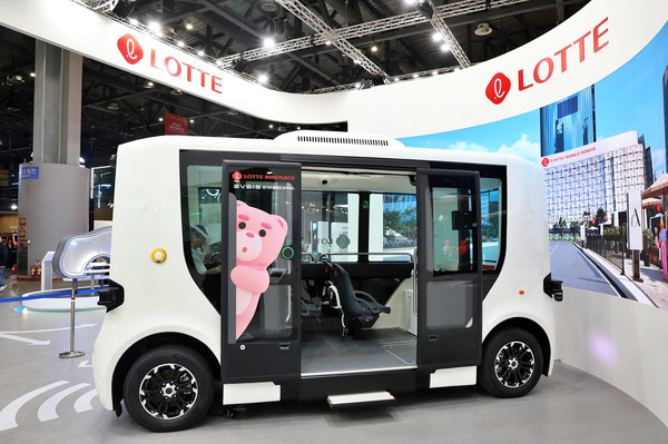 롯데이노베이트가 4일부터 경기도 고양시 일산 킨텍스에서 열리는 ‘2025 서울모빌리티쇼’에 참가해 자율주행·전기차 충전 등 미래 모빌리티 기술을 선보인다. 롯데이노베이트 자율주행셔틀. 사진=롯데이노베이트