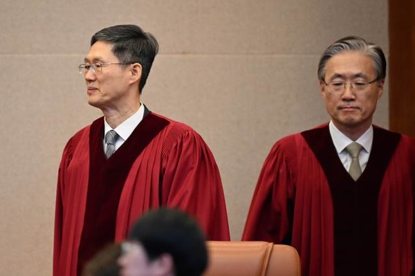 윤 대통령 탄핵심판 선고 입장하는 문형배 헌법재판소장 권한대행 사진 = 연합뉴스.