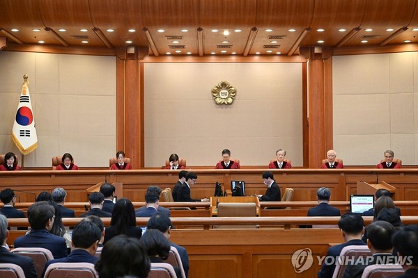 문형배 헌법재판소장 권한대행을 비롯한 헌법재판관들이 4월 4일 서울 종로구 헌법재판소 대심판정에서 열린 윤석열 대통령 탄핵심판 선고를 위해 자리에 앉아 있다. 왼쪽부터 정계선, 김복형, 정정미, 이미선, 문형배, 김형두, 정형식, 조한창 헌재 재판관. 사진 = 연합뉴스.