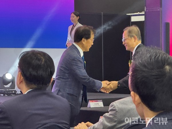 4일 경기도 킨텍스에서 열린 '2025 서울모빌리티쇼' 개막식에서 윤후덕 국회모빌리티포럼 대표와 이승렬 산업통상자원부 산업정책실장이 인사 중이다. 사진=양정민 이코노믹리뷰 기자