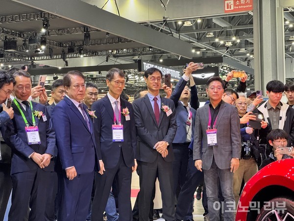 4일 경기도 킨텍스에서 열린 '2025 서울모빌리티쇼' 개막식에서 조인철 BYD 승용차부문 대표를 비롯해 진종욱 한국자동차연구원 원장, 강남훈 KAMA 원장, 이택성 한국자동차산업협동조합 이사장, 조현철 HD현대 사장 등이 BYD U8 차량을 보고 있다. 사진=양정민 이코노믹리뷰 기자