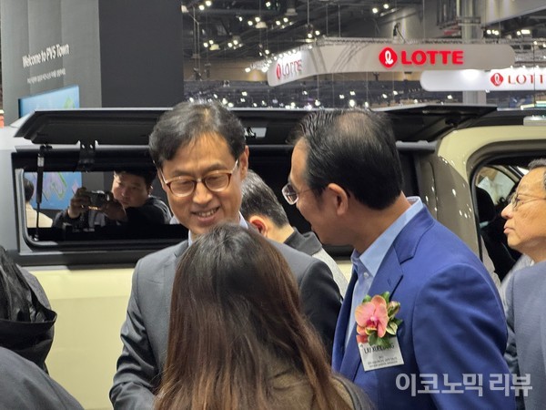 대화 나누고 있는 진종욱 한국자동차연구원 원장과 류쉐량 BYD 아시아태평양 총경리. 사진=양정민 이코노믹리뷰 기자