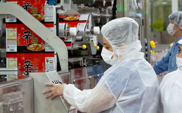 농심의 미국 로스앤젤레스 제2공장에서 현지 직원이 신라면을 시험 생산하고 있다. 사진=농심