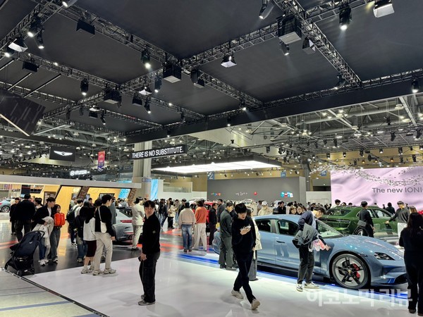 4일 '2025 서울모빌리티쇼'에서 포르쉐 부스에 많은 사람들이 모여있다. 사진=양정민 이코노믹리뷰 기자