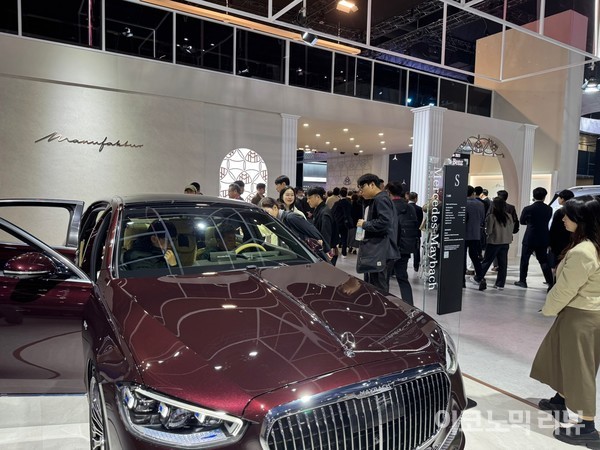 4일 '2025 서울모빌리티쇼'에서 메르세데스-마이바흐를 타보기 위해 사람들이 모여있다. 사진=양정민 이코노믹리뷰 기자