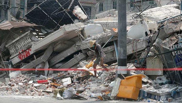 지난 3일 미얀마 만달레이에서 지진 발생으로 무너진 건물 잔해 사이를 걷고 있는 남자 모습 /EPA=연합뉴스