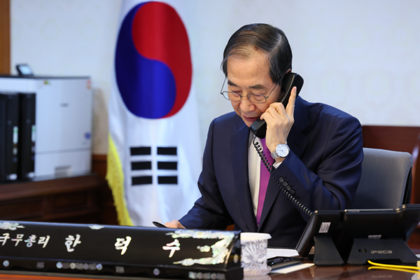 4월 8일 한덕수 권한대행이 트럼프 미국 대통령과 통화하고 있다. 사진=국무총리실