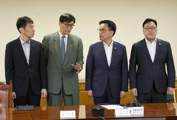4월 3일 서울 중구 은행회관에서 열린 '거시경제·금융현안간담회'에서 최상목 경제부총리 겸 기획재정부 장관이 참석자들과 대화하고 있다. 이복현 금융감독원장(왼쪽부터), 이창용 한국은행 총재, 최상목 부총리, 김병환 금융위원장. 사진=연합뉴스.