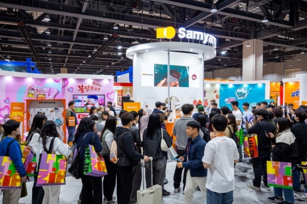 방문객들이 라면박람회 삼양식품 부스에 줄을 서있는 모습. 사진=삼양식품