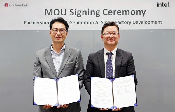 LG이노텍과 인텔이 최근 AI 비전 검사 분야 협력을 위한 MOU를 체결했다. 서울 강서구 LG이노텍 마곡 본사에서 열린 MOU 체결식에는 김현준 인텔코리아 한국영업본부 총괄(왼쪽)과 이상석 LG이노텍 생산혁신센터장(오른쪽) 등이 참석했다. 사진=LG이노텍