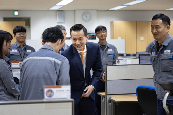 한화오션 거제사업장을 방문해 임직원들을 격려하고 있는 김동관 한화그룹 부회장. 사진= 한화오션