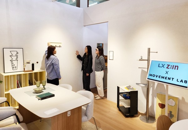 서울 동작구 '무브먼트랩 세컨드마켓'을 방문한 고객들이 LX하우시스-무브먼트랩 협업 쇼룸 공간 '페르소나의 방'을 둘러보고 있는 모습.