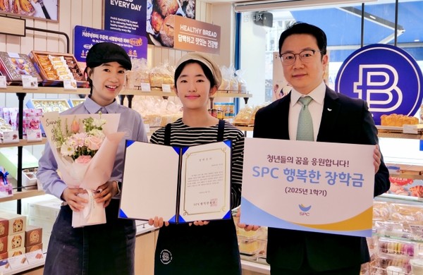 파리바게뜨 안산라성점에서 SPC행복한장학금 장학생으로 선발된 학생(가운데)이 가맹점 대표, SPC행복한재단 관계자와 함께 기념촬영을 하고 있다. 사진=SPC그룹