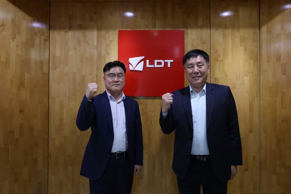 김영신 중소기업기술정보진흥원장(오른쪽)이 9일 엘디티를 방문한뒤 정재천 대표와 기념촬영을 하고 있다. 출처=기정원