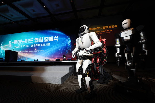 10일 서울 중구 플라자호텔에서 열린 K-휴머노이드 연합 출범식에 에이로봇, 레이보우로보틱스, 로브로스, 블루로빈의 휴머노이드 로봇이 전시돼있다. 사진=연합뉴스