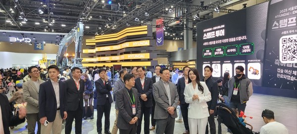 12일 신동빈 롯데그룹 회장이 2025 서울모빌리티쇼 현장을 찾았다. 사진=연합뉴스