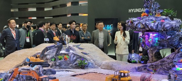 12일 신동빈 롯데그룹 회장이 2025 서울모빌리티쇼 현장을 찾았다. 사진=연합뉴스