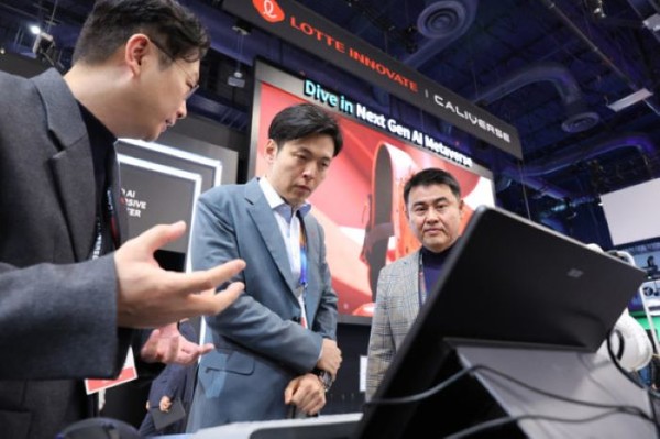 CES 2025 개막 첫날인 7일(현지 시간) 미국 네바다주 라스베이거스 컨벤션센터 노스홀 롯데이노베이트 전시관을 관람하고 있는 신유열 롯데지주 미래성장실장(부사장). 사진=연합뉴스