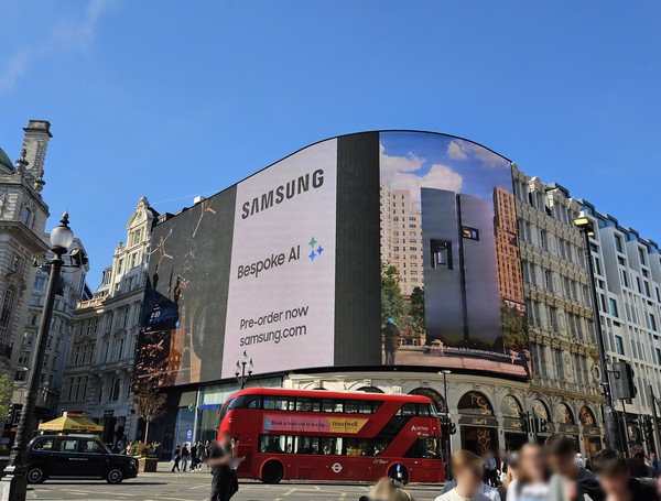 삼성전자가 영국 런던 피카딜리 광장에서 진행하는 '비스포크 AI' 옥외광고 모습. 사진=삼성전자
