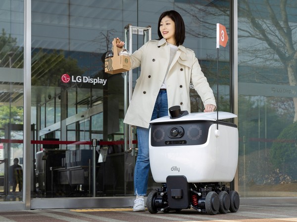 LG디스플레이 직원이 자율주행 로봇 배달 서비스를 통해 배달된 음료를 수령하고 있다. 사진=LG디스플레이