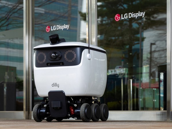 LG디스플레이 파주 사업장에 도입된 자율주행 배달 로봇. 사진=LG디스플레이