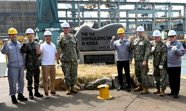(왼쪽 네 번째) 닐 코프로스키 주한미해군사령관과 (다섯 번째) 유상철 HJ중공업 대표이사. 사진=HJ중공업