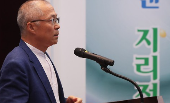 2016년 당시 최병남 국토지리정보원장이 구글에 지도데이터 반출 허용 여부를 결정하는 측량성과 국외반출 협의체 회의 결과를 설명하고 있다. 사진=연합뉴스